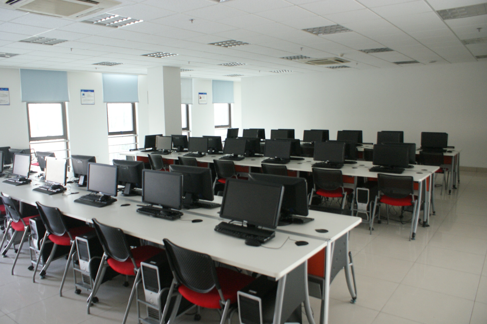 安博昆山電腦培訓(xùn)室 專業(yè)計算機系統(tǒng)服務(wù)培訓(xùn)基地